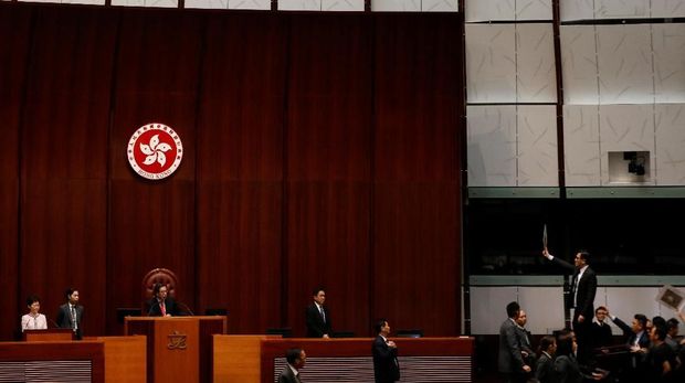 Carrie Lam berdiri di podium saat hendak menyampaikan pidato kenegaraan