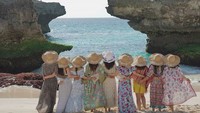 Lihatlah gaya hot mom ini seru-seruan di Mandorak Beach. Nggak kalah hits sama anak muda! (wulanguritno/Instagram)
