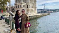 Berlatar Blue Mosque, Mayangsari berfoto dengan anaknya,  Khirani Siti Hartina Trihatmodjo. (mayangsaritrihatmodjoreal/Instagram)