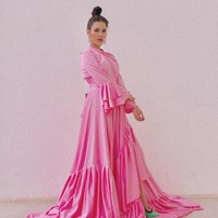 Raisa kemudian tampil serba pink senada dengan para penarinya. Gaun pink Raisa yang panjangnya menyapu lantai itu juga rancangan dari Jacob William yang kini berkarier sebagai desainer di Italia. Foto: Instagram @rayhafidz, Instagram @jacob_wil, Instagram @raisa6690