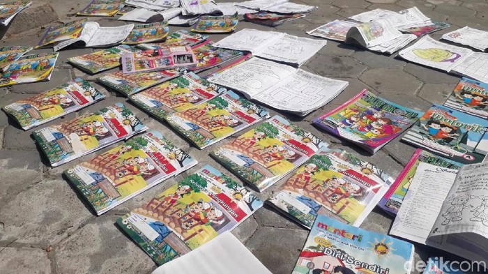 Atap Kelas Disapu Puting Beliung dan Hujan, Ratusan Buku TK Ini Basah