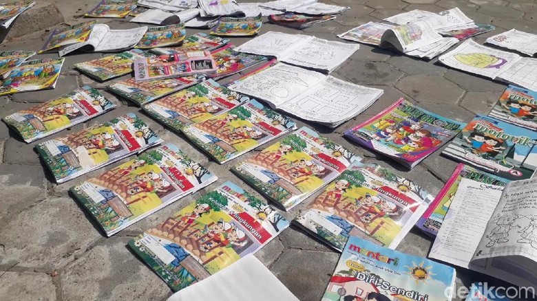 Atap Kelas Disapu Puting Beliung dan Hujan, Ratusan Buku TK Ini Basah Atap Kelas Disapu Puting Beliung dan Hujan, Ratusan Buku TK Ini Basah