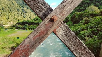 Foto landscape di satu tempat yang terbagi sempurna karena pagar ini. (Foto: Boredpanda)
