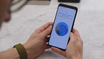 Sementara di bagian depan terdapat kamera 8 MP. Foto: The Verge