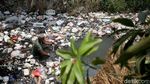 Lautan Sampah Masih Memenuhi Kali Bahagia di Bekasi