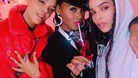 Bersama dua rekannya, Zoe menikmati segelas minuman dingin. Dari posenya, dua sahabat Zoe ini tampak akrab dan menikmati momen. Foto: instagram Zoe Kravitz