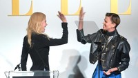 Keduanya sempat bercanda saat naik ke atas panggung. Matt Winkelmeyer/Getty Images for ELLE
