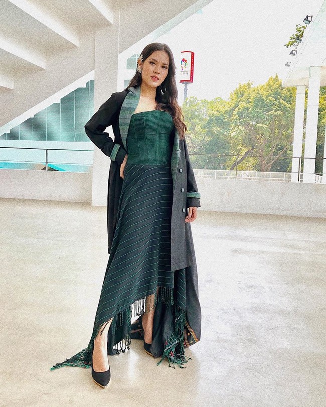 Pada video klip yang pengambilan gambarnya dibuat di kawasan Istora Senayan itu Raisa berganti busana kembali. Kali ini Raisa mengenakan dress dan outer dari brand lokal Lekat. Foto: Instagram @rayhafidz, Instagram @jacob_wil, Instagram @raisa6690