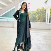 Pada video klip yang pengambilan gambarnya dibuat di kawasan Istora Senayan itu Raisa berganti busana kembali. Kali ini Raisa mengenakan dress dan outer dari brand lokal Lekat. Foto: Instagram @rayhafidz, Instagram @jacob_wil, Instagram @raisa6690