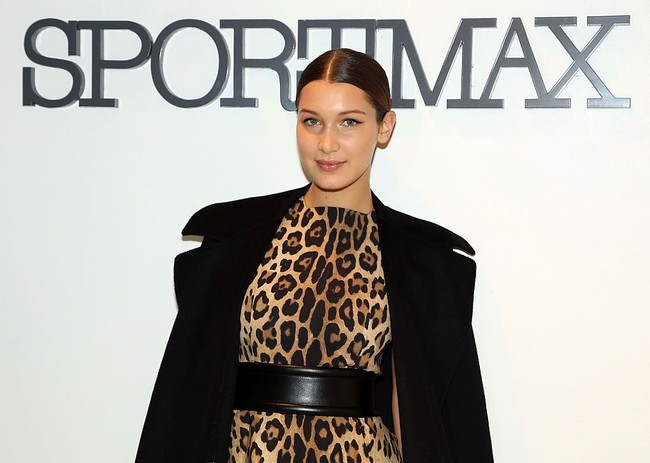 Wajah Bella Hadid saat usia 18 tahun terlihat lebih berisi dibandingkan sekarang saat sudah menjadi top model dunia. Meski demikian tetap saja dia tampak memesona. Foto: Monica Schipper/Getty Images
