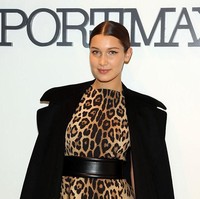 Wajah Bella Hadid saat usia 18 tahun terlihat lebih berisi dibandingkan sekarang saat sudah menjadi top model dunia. Meski demikian tetap saja dia tampak memesona. Foto: Monica Schipper/Getty Images