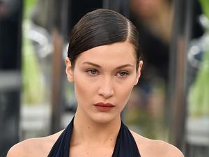 Bella Hadid Tampil Mempesona dengan Rambut Superpanjang