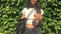 Zoe Kravitz kembali dipercaya memerankan tokoh Cat Woman dalam film Batman. Ia akan beradu akting dengan Robert Pattinson dengan perannya sebagai Batman. Selain dikenal jago akting, modeling dan nyanyi, Zoe juga jago soal kulineran.  Foto: instagram Zoe Kravitz