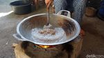 Keren! Pembuatan Minyak Kelapa Curi Perhatian Turis Asing