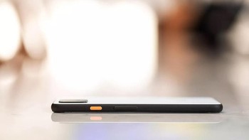 Dengan ukuran yang lebih besar, membuat kapasitas baterai Pixel 4 XL mencapai 3.700 mAh. Sedangkan Pixel 4 hanya 2.800 mAh. Foto: The Verge