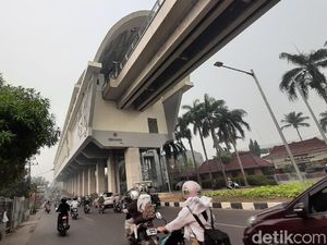 Kabut Asap, Warga Palembang Alami Sesak Napas dan Mata Perih