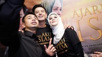 Pasangan baru tersebut juga sempat berbincang-bincang dengan Raffi Ahmad. Pool/Palevi S/detikFoto.