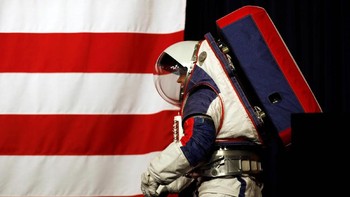 Kostum yang dikembangkan dari misi Apollo tersebut lebih nyaman, lebih lapang dan astronaut dapat bergerak lebih bebas. Foto: Reuters