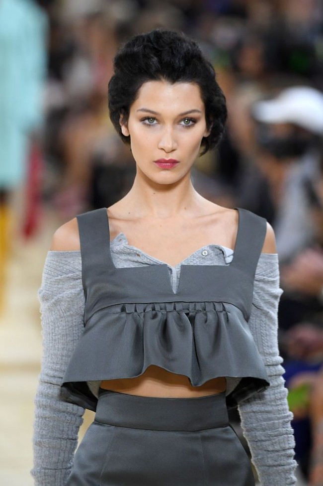 Cantiknya Bella Hadid saat memeragakan koleksi spring/summer dari Miu Miu di Paris Fashion Week, 1 Oktober 2019. Foto: Monica Schipper/Getty Images