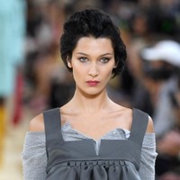 Cantiknya Bella Hadid saat memeragakan koleksi spring/summer dari Miu Miu di Paris Fashion Week, 1 Oktober 2019. Foto: Monica Schipper/Getty Images
