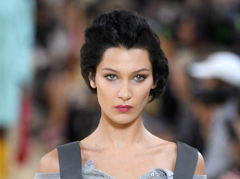 Bella Hadid disebut wanita paling cantik di dunia. Foto: Monica Schipper/Getty Images Bella Hadid disebut wanita paling cantik di dunia. Foto: Monica Schipper/Getty Images