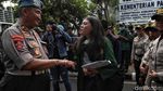 Pelukan Massa Mahasiswa dan Polwan Tutup Aksi Tagih Perppu KPK