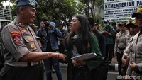 Tak hanya polwan, para peserta aksi pun turut bersalaman dengan sejumlah petugas kepolisian yang bersiaga untuk mengawal aksi tersebut.