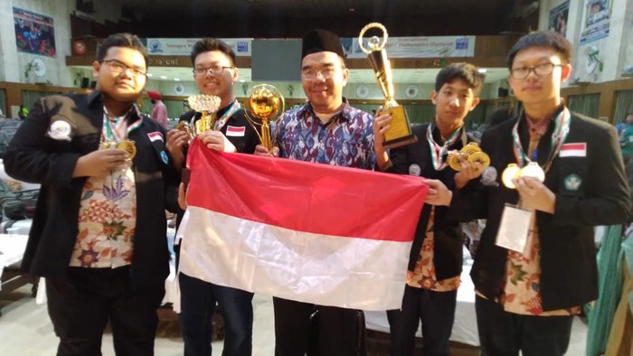 Bangga! Tim SMP Indonesia Juara Umum Lomba Matematika di India
