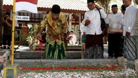 Selain berziarah ke makam Kiai Hasyim Asyari, puluhan kiai dan tokoh NU tersebut juga akan melakukan ziarah ke makam pendiri NU KH. Bisri Syansuri di Pondok Pesantren Denanyar, Jombang. Tidak hanya itu, mereka juga akan berziarah ke makam KH. Wahab Hasbullah dan KH. Romli Tamim di Peterongan. Foto: dok. PBNU