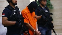 Agar bisnisnya lancar, T mengiming-imingi para korban akan dinikahi pria kaya.