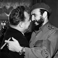 Mendiang pemimpin Kuba Fidel Castro beberapa kali terlihat memakai dua jam tangan emas Rolex semasa mudanya ketika berkunjung ke negara lain. Jam tangan pertama untuk menunjukkan zona waktu Kuba, satunya lagi jam waktu negara yang dikunjunginya. (Foto: Getty Images)