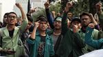 Pelukan Massa Mahasiswa dan Polwan Tutup Aksi Tagih Perppu KPK