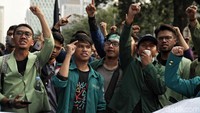 Massa yang hadir dalam aksi tersebut berasal dari berbagai universitas di Indonesia. Mereka melakukan orasi yang mendesak Presiden Jokowi untuk mengeluarkan Perppu KPK.