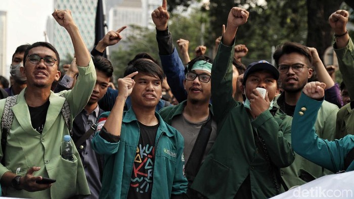 Massa Mahasiswa yang tergabung dalam BEM SI menggelar aksi demo di kawasan Jakarta Pusat. Dalam demo itu mereka mendesak Presiden Jokowi mengeluarkan Perppu KPK