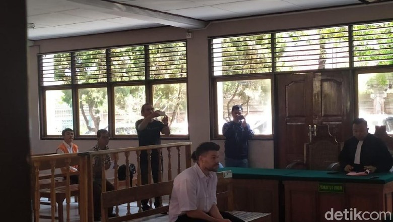 Bule Tendangan Kungfu ke Pemotor di Kuta Jalani Sidang Perdana Bule Tendangan Kungfu ke Pemotor di Kuta Jalani Sidang Perdana