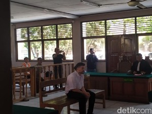 Bule Tendangan Kungfu ke Pemotor di Kuta Jalani Sidang Perdana
