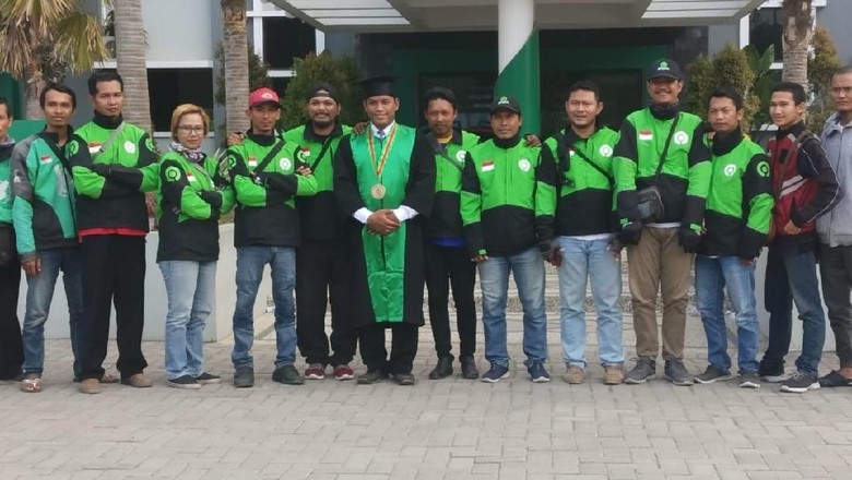 Driver yang Lulus S2 Cumlaude Tak Lepas Jaket Ojol Saat Berkuliah Driver yang Lulus S2 Cumlaude Tak Lepas Jaket Ojol Saat Berkuliah