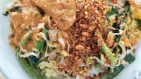 Nasinya tertutup pecel sayuran dan siraman letok dengan tahu goreng dan kerecel. Selain sedap, dijamin mengenyangkan. Foto : Instagram @hara_mano