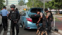 Sejumlah anggota Brimob dibantu unit K9 melakukan pemeriksaan kendaraan yang masuk ke dalam gedung kura-kura.