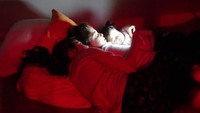 Seorang siswa Suriah berumur 17 tahun bernama Yasmin memotret tiga perempuan yang tengah menonton video bersama sebelum tidur. Ia menggambarkan keluarga. Istimewa/UNICEF/Maari.
