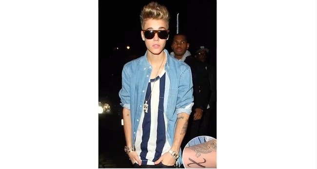 Justin Bieber beberapa kali terlihat memakai dua arloji sekaligus setelah putus dari Selena Gomez pada 2013. Mungkin Justin memakai jam tangan emas tersebut sebagai pengganti Selena.  (Foto: Screenshot YouTube)