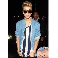 Justin Bieber beberapa kali terlihat memakai dua arloji sekaligus setelah putus dari Selena Gomez pada 2013. Mungkin Justin memakai jam tangan emas tersebut sebagai pengganti Selena.  (Foto: Screenshot YouTube)