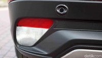 Dari fitur keamanan Mitsubishi Eclipse Cross dilengkapi oleh Advance Safety Feature. Di antaranya ada fitur 7 SRS Airbags untuk membantu melindungi pengendara dan penumpang jika terjadi tabrakan serta fitur Forward Collision Mitigation System [FCM] yang mampu mencegah terjadinya benturan di depan mobil dan mampu mendeteksi kendaraan lain serta pejalan kaki melalui kamera dan radar laser.