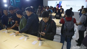 Pengunjung mencoba Redmi Note 8. Foto: Grandyos Zafna/detikcom