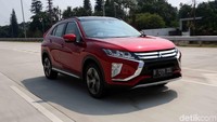 Di pasaran, pada segmen crossover, Eclipse Cross merupakan pendatang baru karena sebelumnya sudah ada Mazda CX-3 juga Toyota C-HR. Jika melihat spesifikasi mesin, Eclipse Cross mengusung kapasitas paling kecil yakni 1.5L namun dikawinkan dengan turbo. Sementara Mazda CX-3 menggendong mesin 2.0L. Toyota C-HR berada di tengah-tengah dengan mesin empat silinder berkapasitas 1.8L.