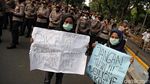 Pelukan Massa Mahasiswa dan Polwan Tutup Aksi Tagih Perppu KPK
