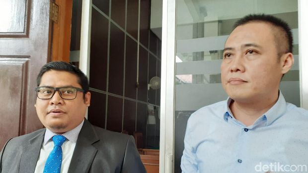 Fahrul Rozi (kemeja biru), eks caleg Gerindra yang posisinya tergusur Mulan Jameela