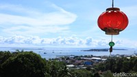 Tepat di depan vihara dapat dijumpai wadah dupa yang mengahadap laut. Bagi traveler pecinta sunset, spot ini pun disebut-sebut sebagai salah satu yang terbaik di Sorong untuk melihat matahari terbenam. Hanya kamu tak boleh lupa, bahwa ini merupakan tempat ibadah yang harus dihormati (Randy/detikcom)  