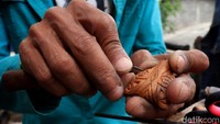 Tak hanya mengukir dari bahan dasar akar kayu jati, Abah Giri juga menekuni seni ukir berbahan logam untuk dibuat menjadi kalung, cincin, hingga gantungan kunci.