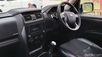 Geser ke bagian dalam, material serba hitam kombinasi abu-abu menyelimuti bagian kabin. Mobil ini juga sudah dilengkapi kluster instrumen futuristik, Bluetooth, USB, dan AUX.